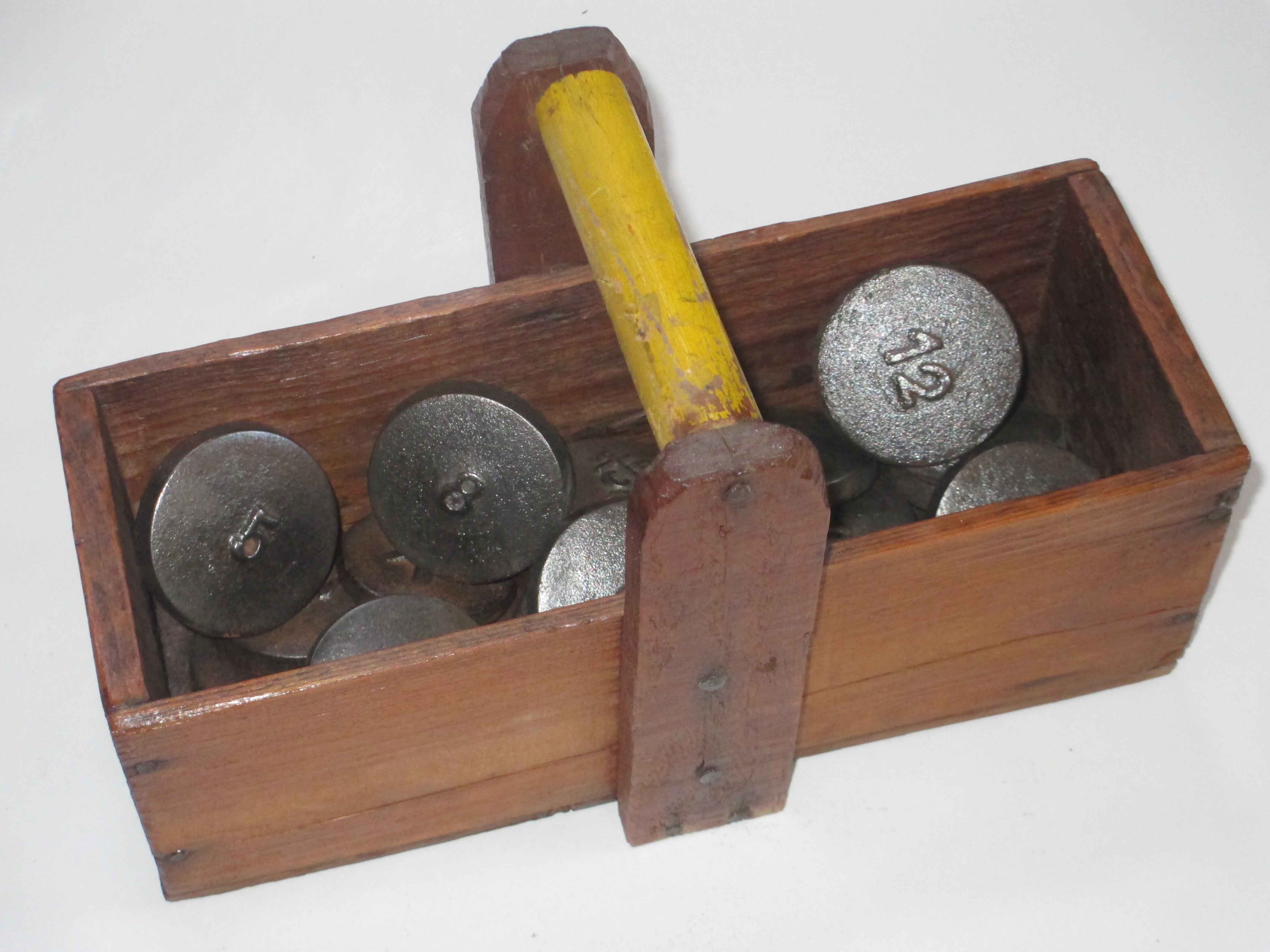 Lot De Jouets Anciens En Bois : 7 Quilles, Palets, Fer à Repasser Miniature - état D'usage